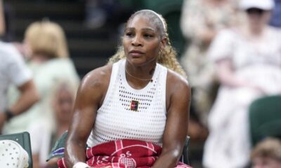 Serena Williams joue la montre pour le double avec Venus à Wimbledon