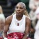 Serena Williams joue la montre pour le double avec Venus à Wimbledon