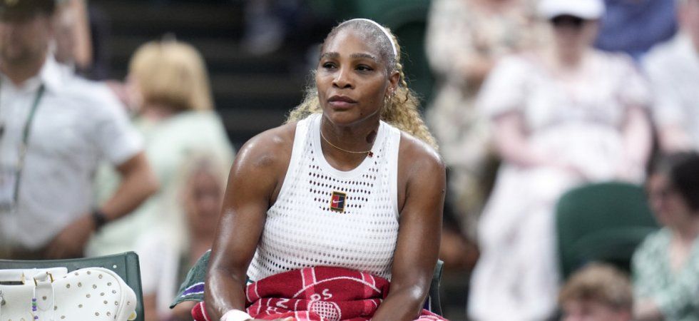 Serena Williams joue la montre pour le double avec Venus à Wimbledon