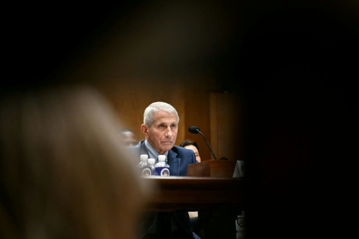 Anthony Fauci oppose un mur au Sénat et invoque son droit au silence
