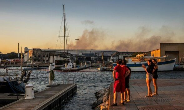 "Aidez-nous" lancent les pompiers alors que les incendies de l'été se déclarent avec un mois d'avance