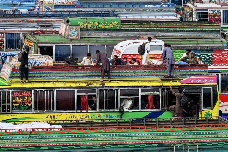 Un bus chute dans un ravin au Pakistan et laisse 40 familles en deuil