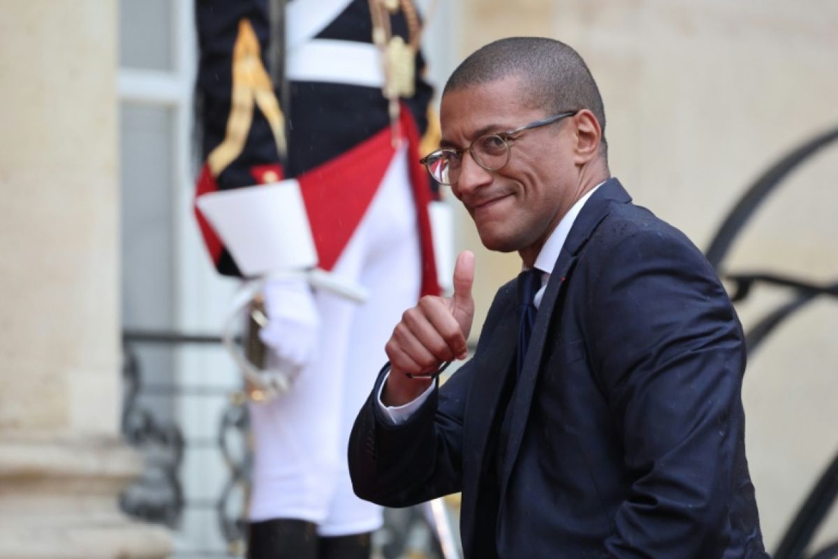 « Entre RN et LFI, je choisis De Gaulle » le maire de Saint-Ouen assume