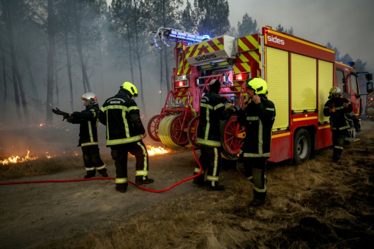 En Gironde un feu hors norme les pompiers retiennent leur souffle pour la cinquième nuit
