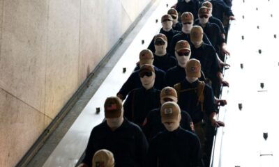 Des hommes masqués défilent pour l'Amérique blanche et le gouvernement Trump hausse les épaules