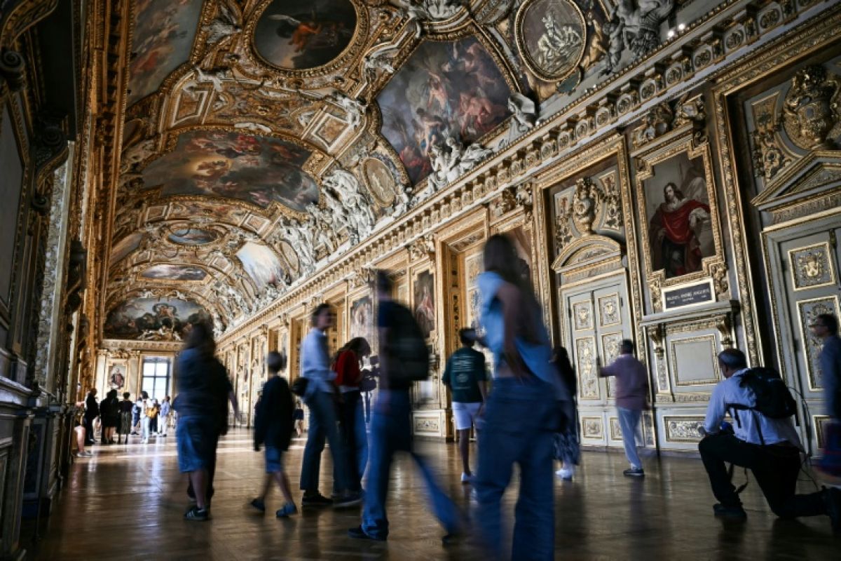 Le Louvre rouvre sa galerie d'Apollon vidée de ses joyaux