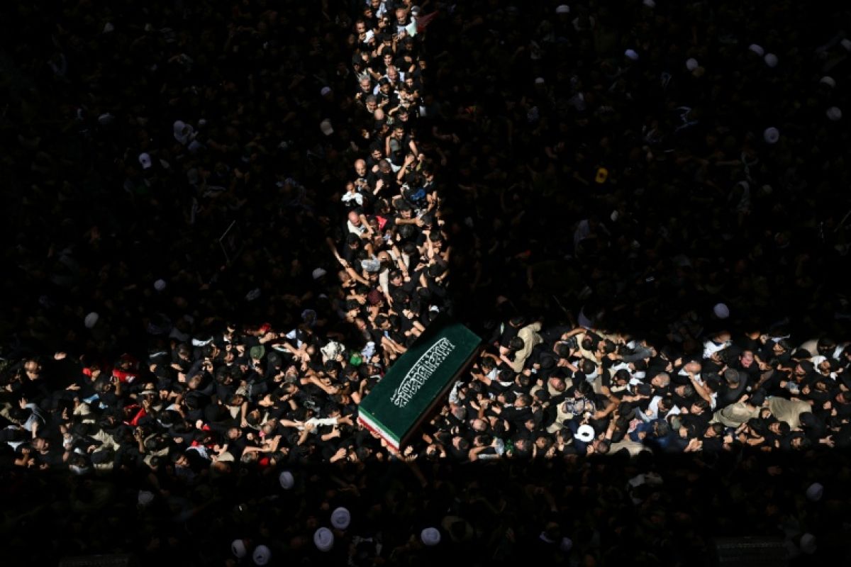 Des millions d'Iraniens aux funérailles de Khamenei, une mise en terre sous haute tension