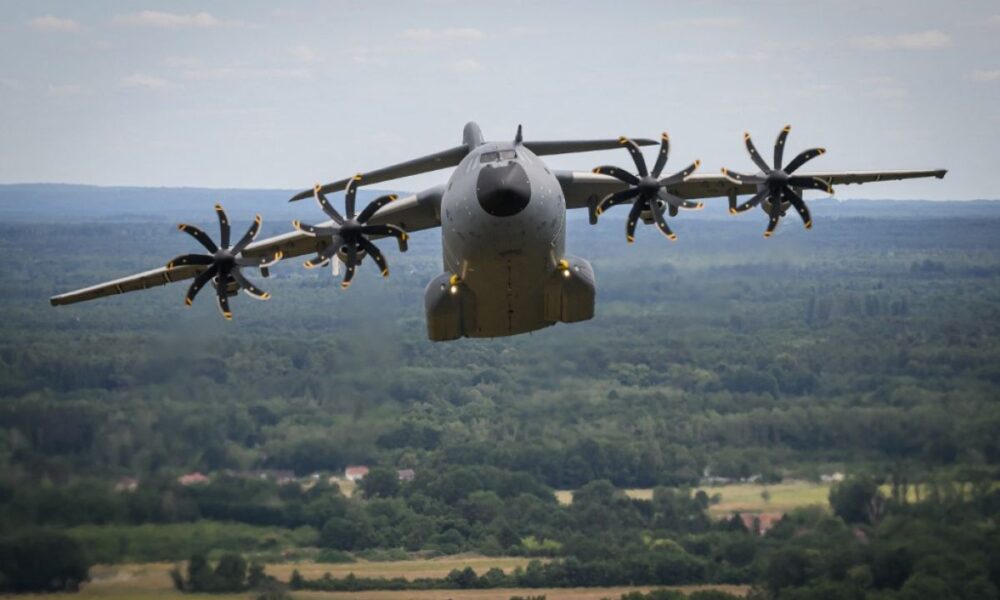 Un avion cargo se mue en pompier volant
