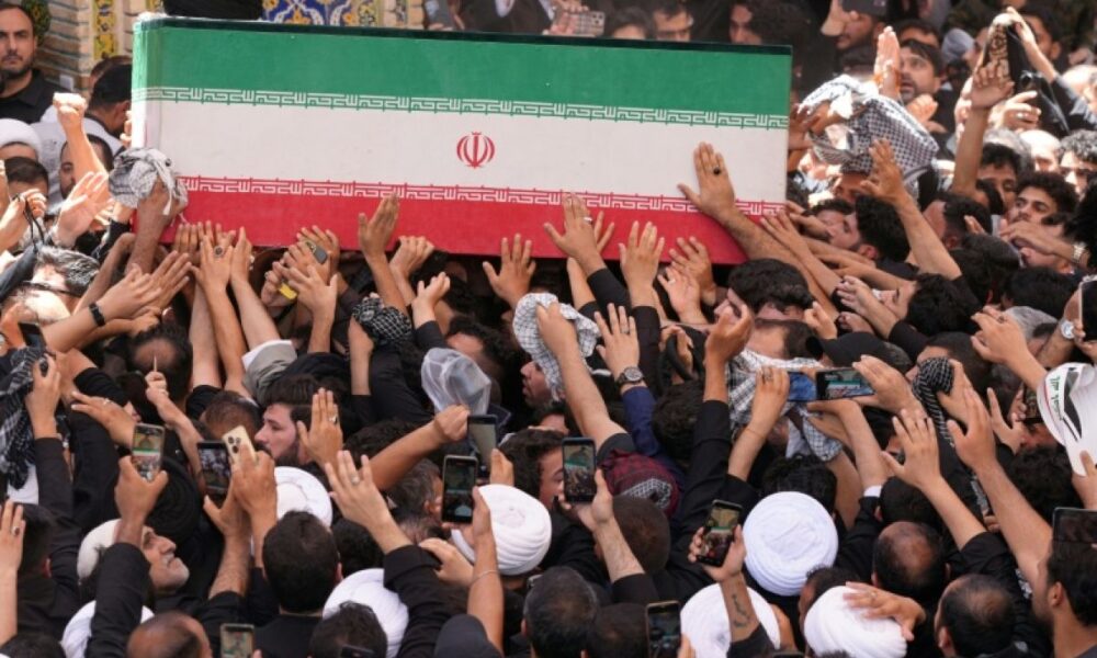 L’Iran pleure son guide sous les frappes américaines