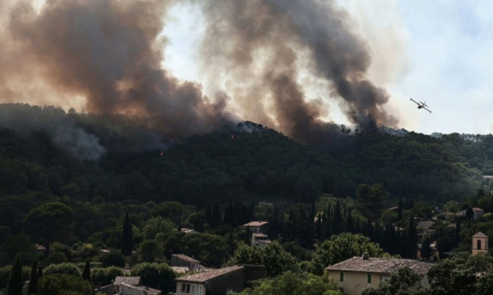 Le feu du Var a déjà dévoré 4500 hectares et le mistral va tout compliquer