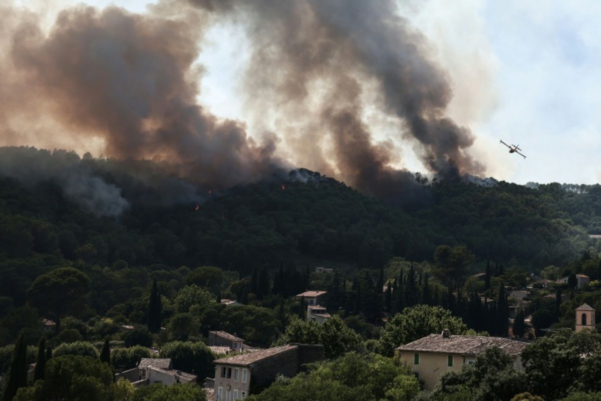 Le feu du Var a déjà dévoré 4500 hectares et le mistral va tout compliquer