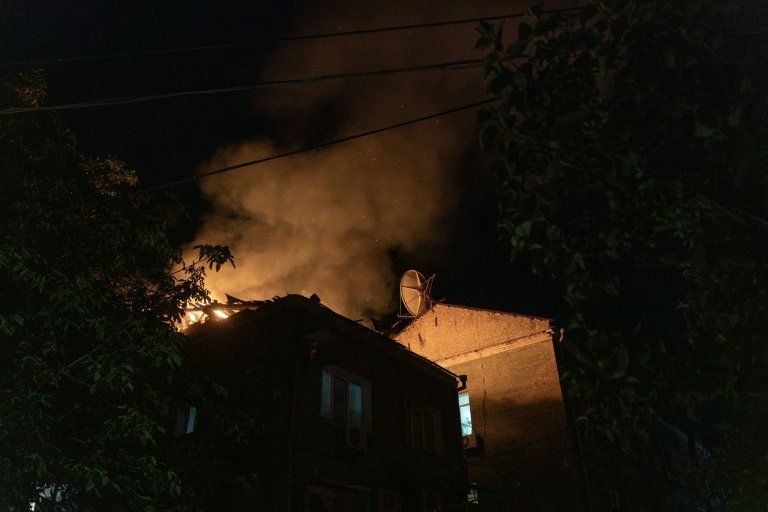 Kiev sous les bombes deux morts et des secouristes blessés malgré l’alerte de Zelensky