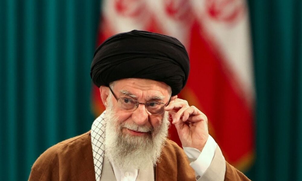 L'Iran enterre son guide suprême sous un flot de drapeaux et d'appels à la vengeance