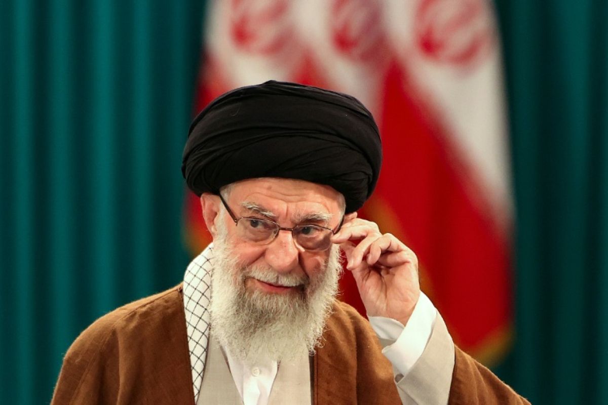 L'Iran enterre son guide suprême sous un flot de drapeaux et d'appels à la vengeance