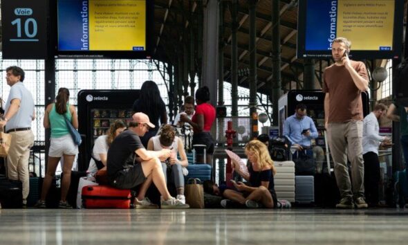 La SNCF promet de tout donner pour les départs en vacances, malgré une canicule qui a déjà fait des dégâts