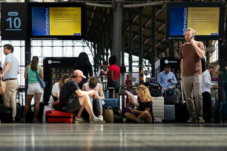 La SNCF promet de tout donner pour les départs en vacances, malgré une canicule qui a déjà fait des dégâts