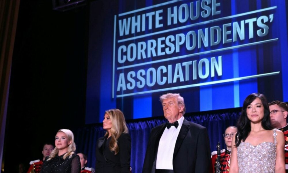 Trois mois après une tentative d'assassinat, Trump retrouve le dîner de la presse