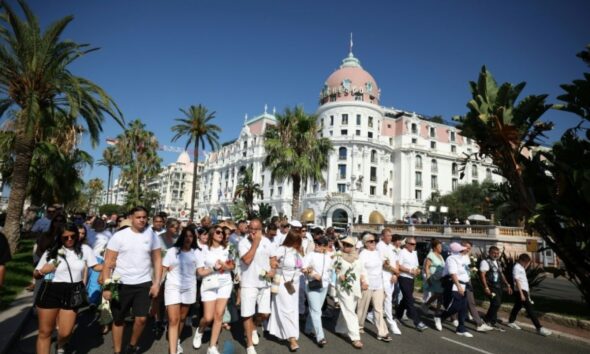 Dix ans après le camion fou de Nice : une Promenade en blanc et en silence
