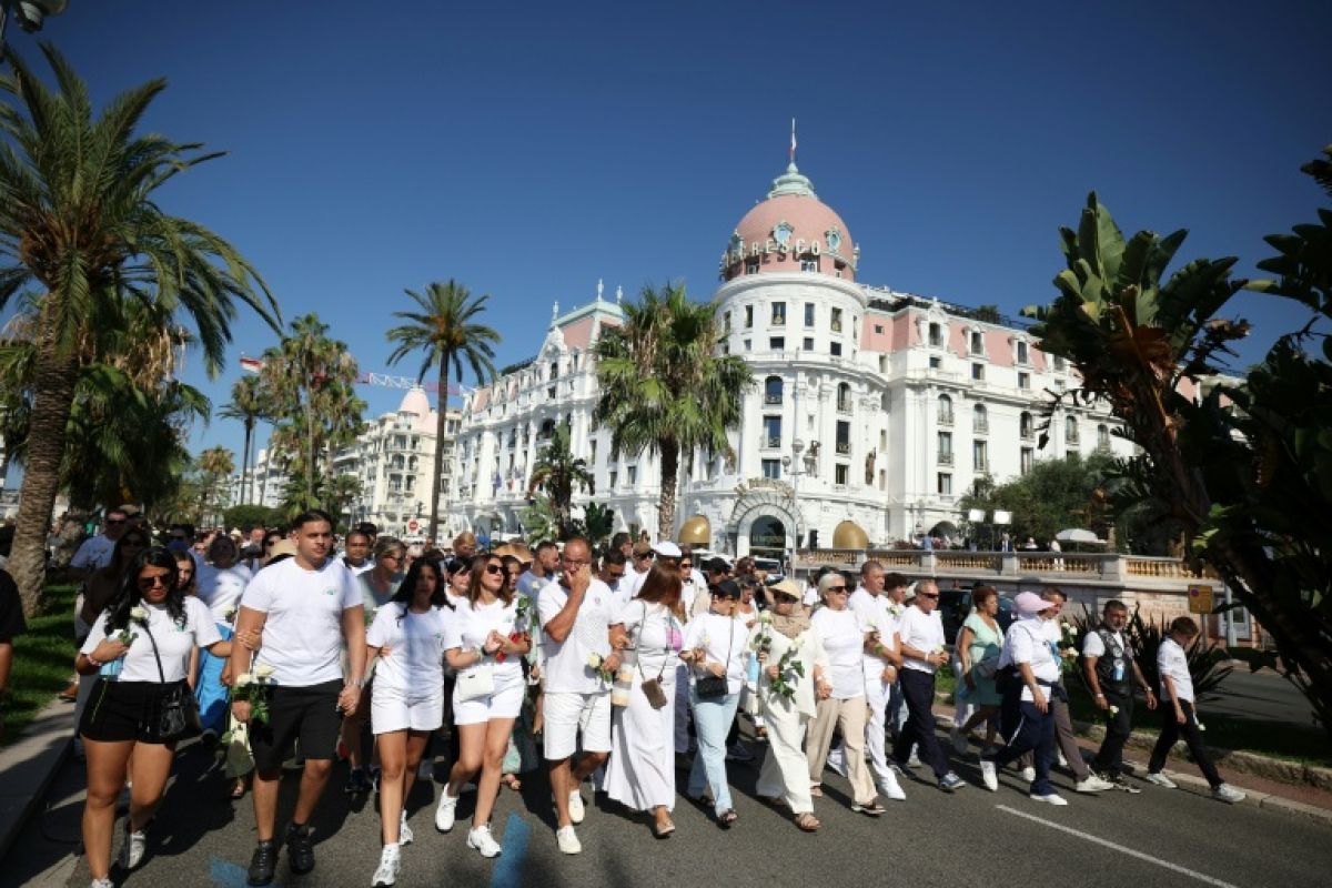 Dix ans après le camion fou de Nice : une Promenade en blanc et en silence