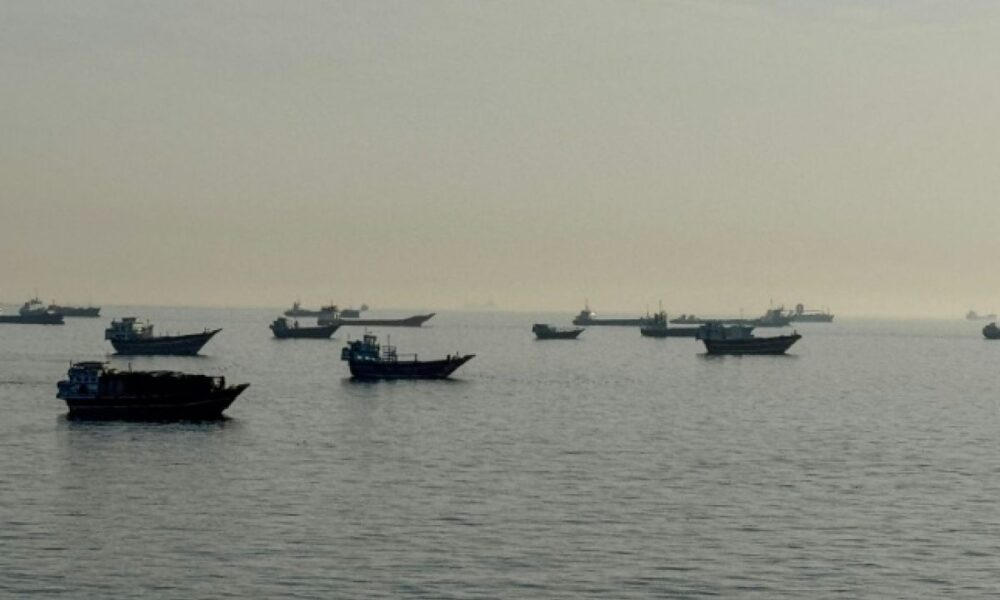 Guerre des missiles dans le Golfe l'Iran ferme Ormuz et menace les bases américaines