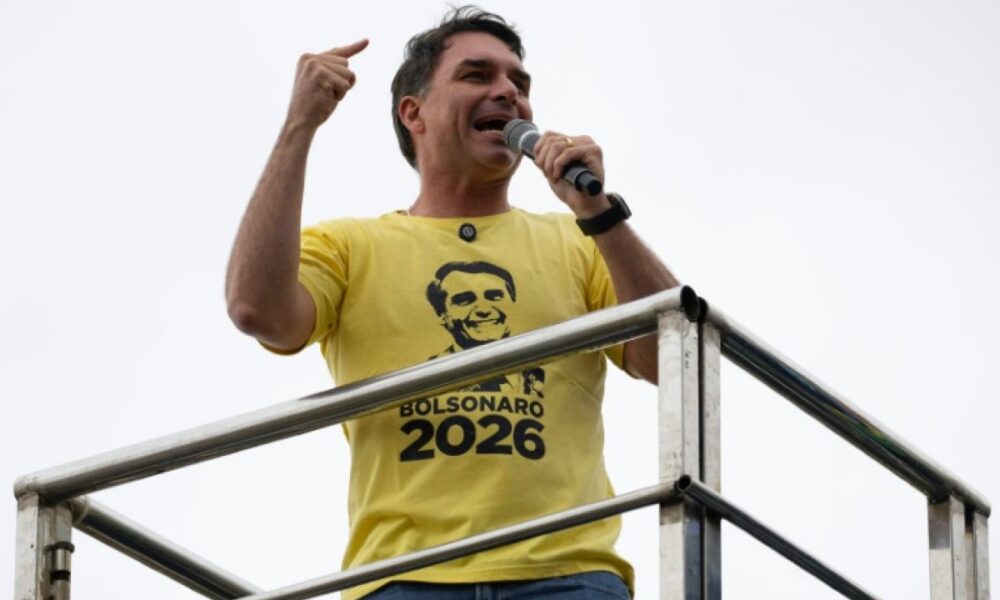 Flavio Bolsonaro se lance dans la course présidentielle, entre héritage lourd et affaires troubles
