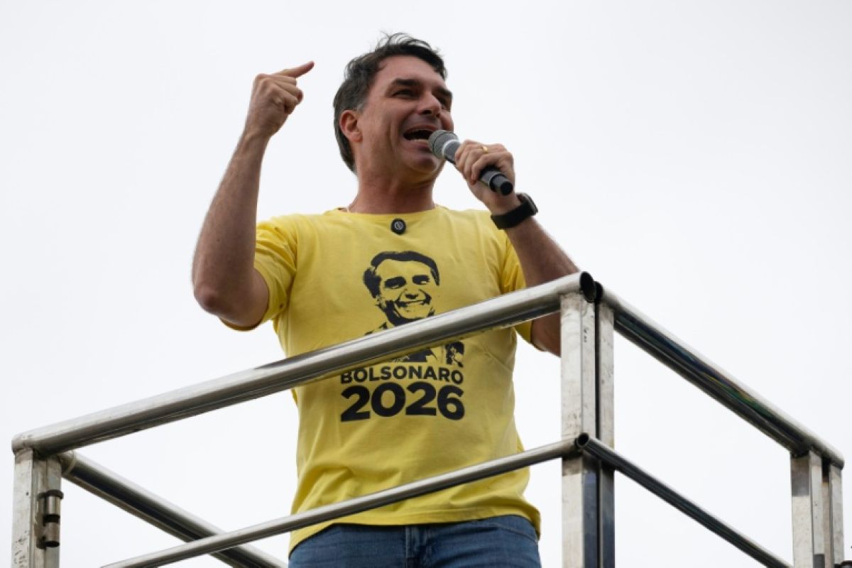 Flavio Bolsonaro se lance dans la course présidentielle, entre héritage lourd et affaires troubles