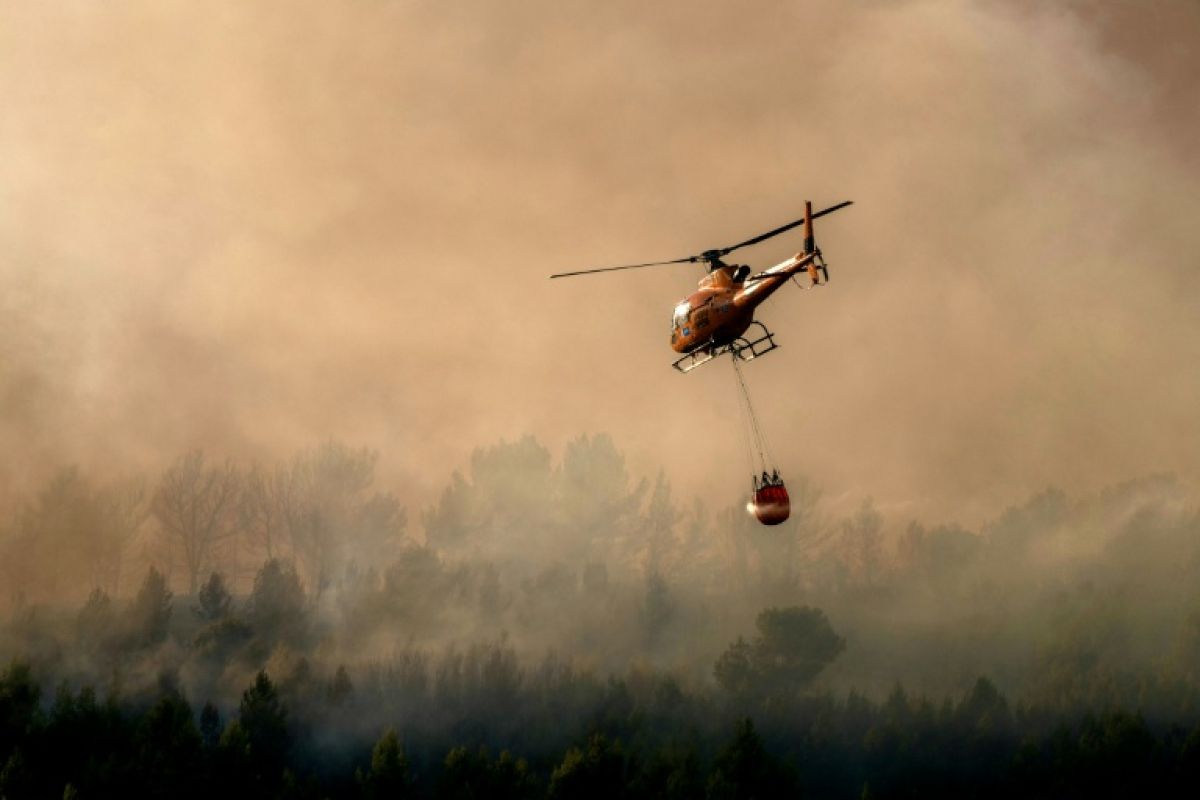 Un brasier de 930 hectares tient les pompiers en alerte dans les Pyrénées-Orientales