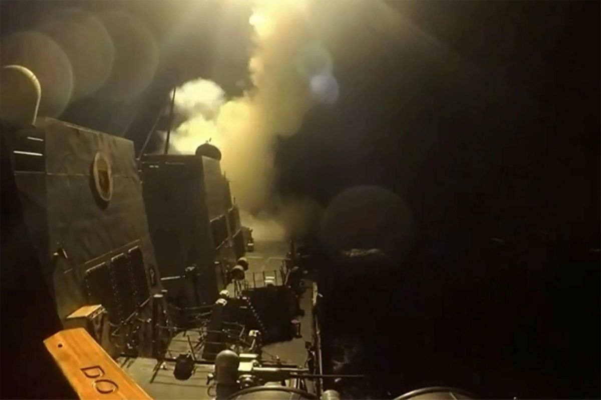 Washington riposte par des frappes aériennes massives contre l'Iran, Téhéran promet le chaos
