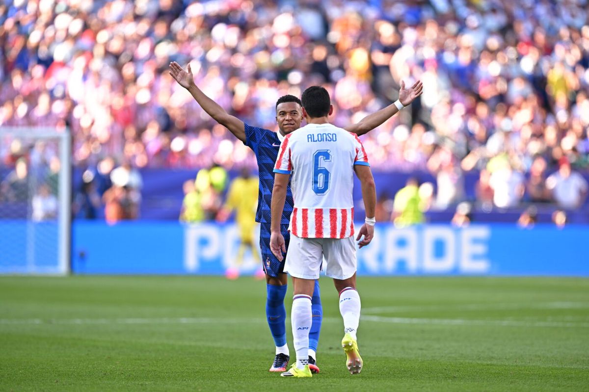 Les Bleus dans la boue jusqu’aux crampons : un penalty pour sauver l’honneur