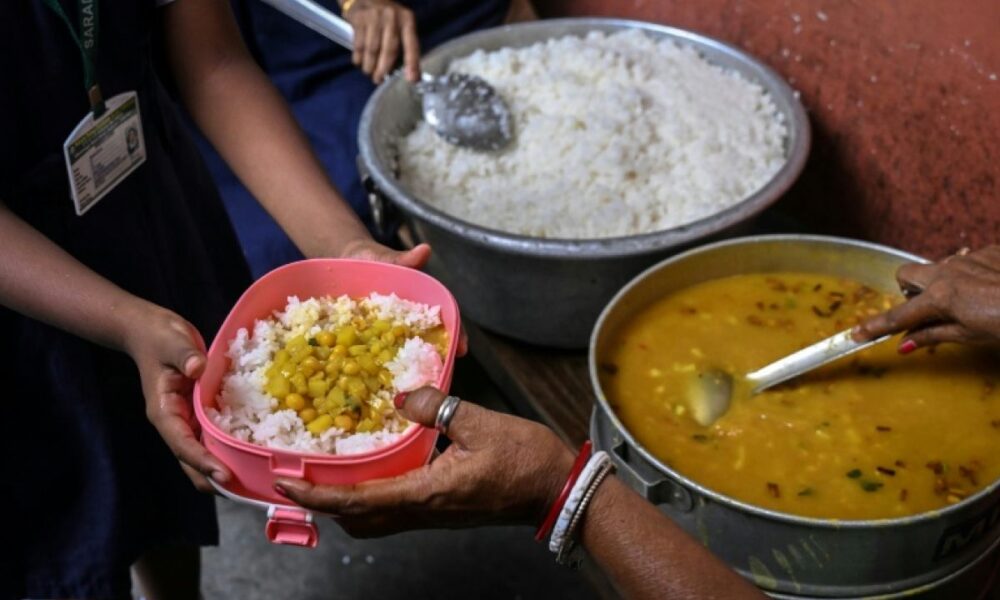 La guerre des cantines scolaires en Inde fait trembler le Bengale