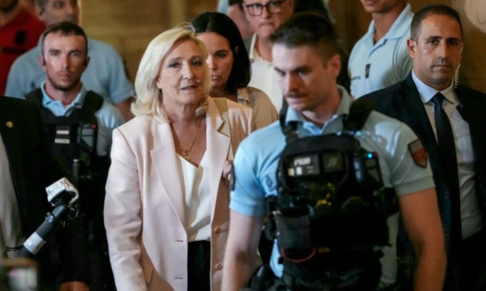 Le bracelet qui change tout pour Marine Le Pen