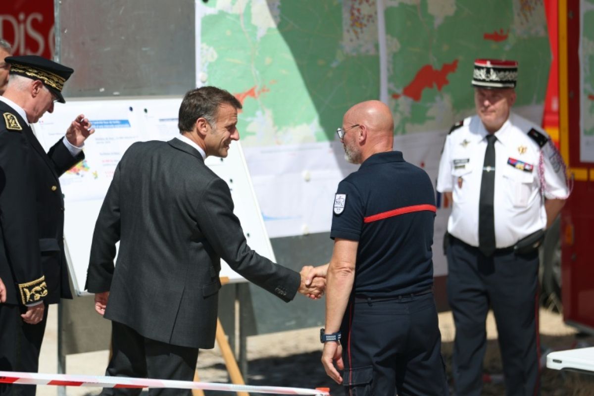 Macron à Fontainebleau pour soutenir les pompiers après une nuit calme mais sous tension