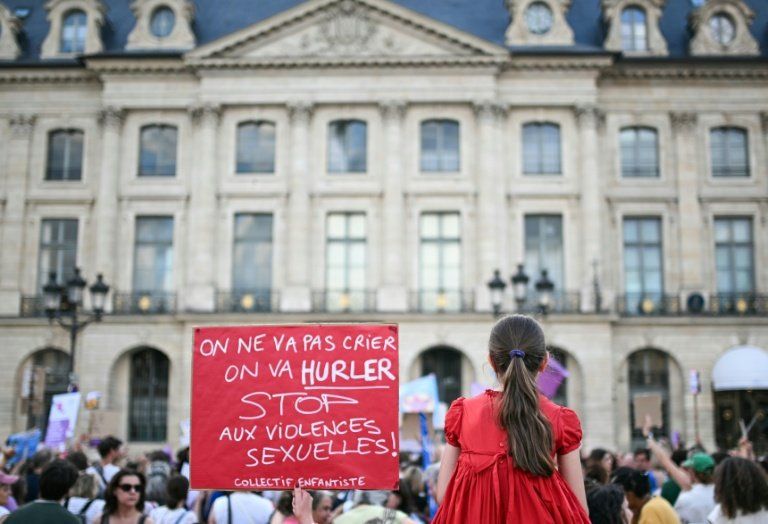 La mort d'une collégienne de 11 ans déclenche une vague de mobilisation inédite contre les violences sexuelles