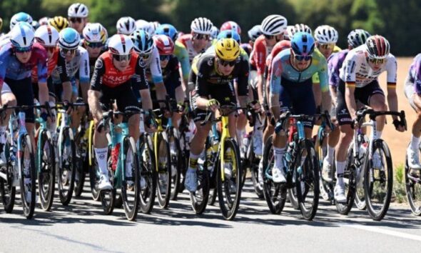 Le Tour de France roule les poings serrés face aux flammes