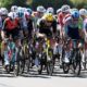 Le Tour de France roule les poings serrés face aux flammes