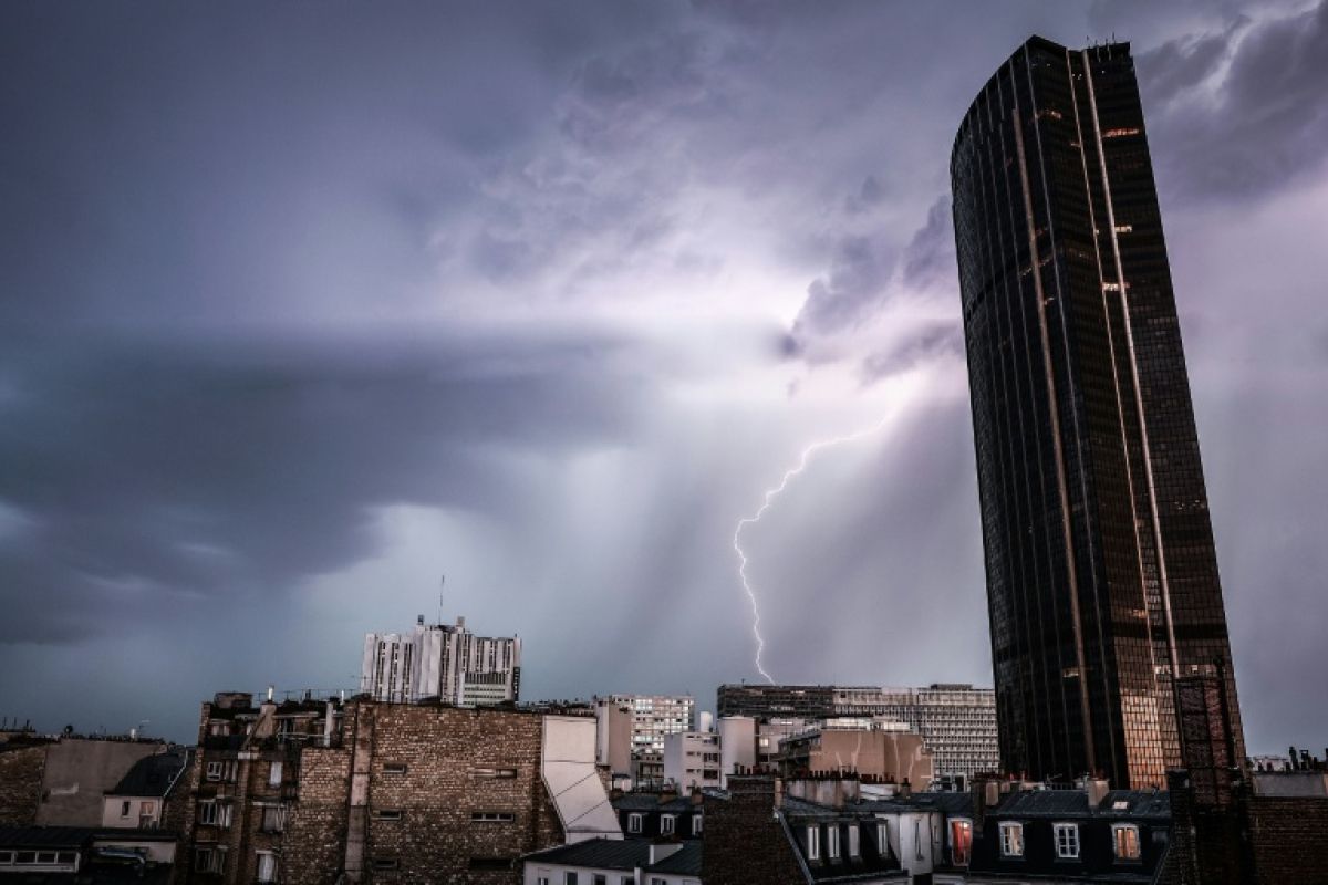 La tour Montparnasse au bord du blocage