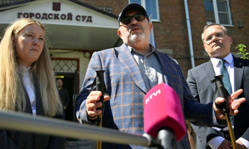 Boris Nadejdine condamné alors que les secours attendent dans le couloir