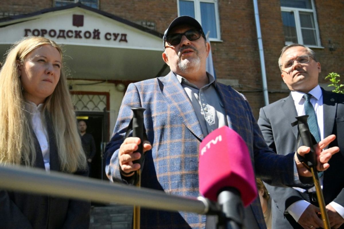 Boris Nadejdine condamné alors que les secours attendent dans le couloir