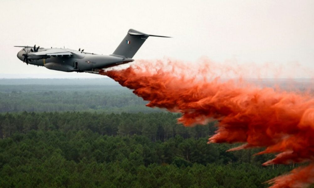 Un géant du ciel largue 20 000 litres sur les flammes pour la première fois