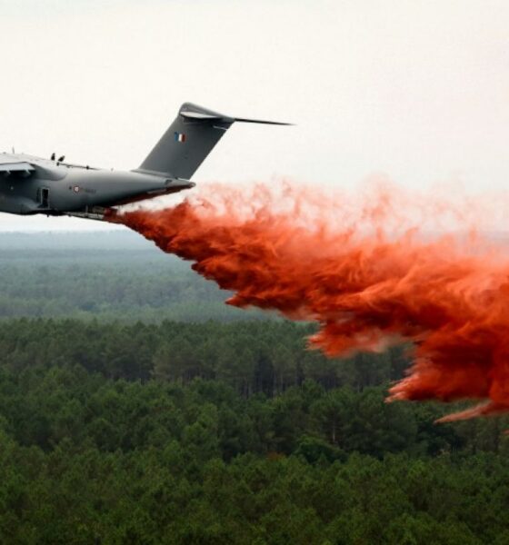 Un géant du ciel largue 20 000 litres sur les flammes pour la première fois