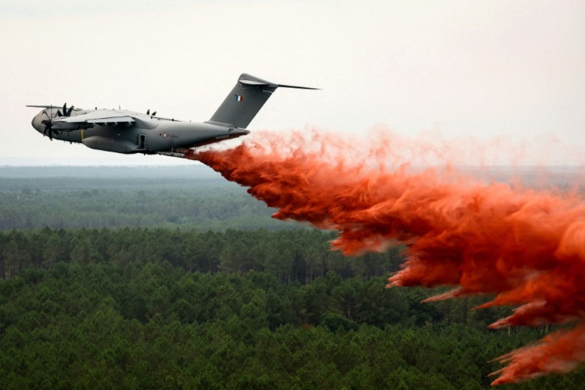 Un géant du ciel largue 20 000 litres sur les flammes pour la première fois
