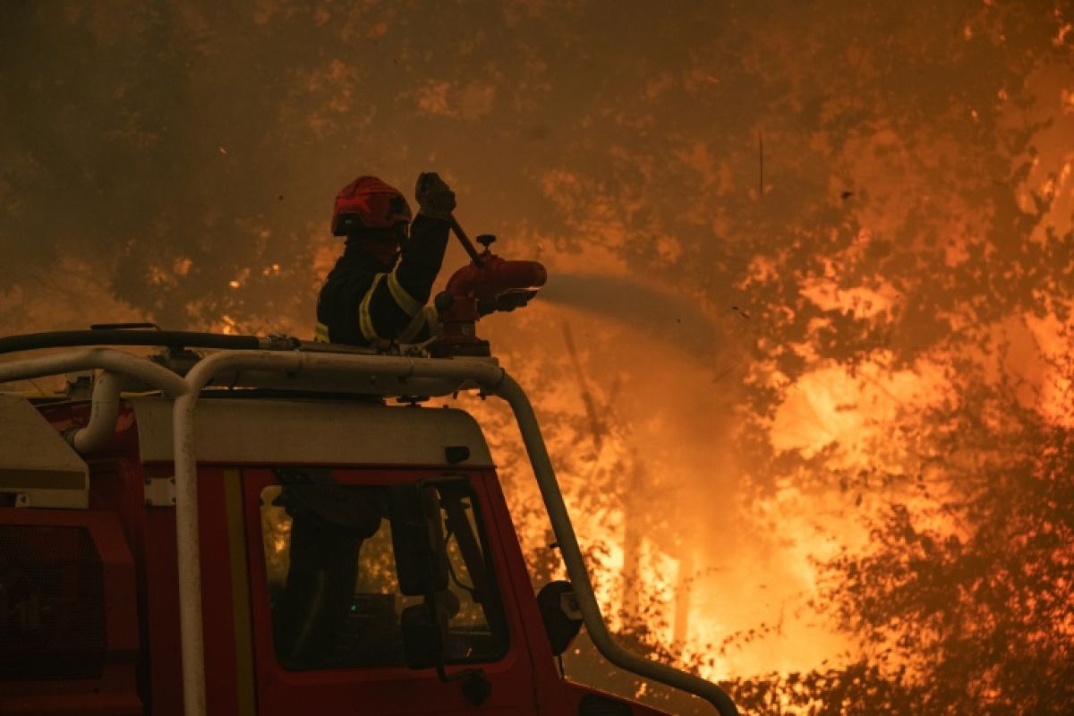 200 000 personnes évacuées face à des incendies records dans le sud-ouest