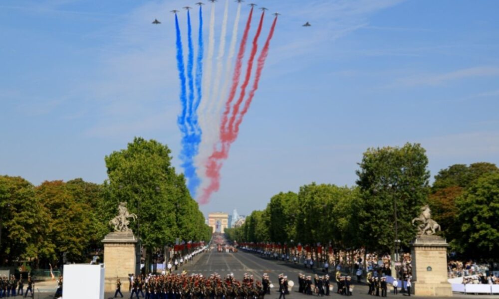 L'Europe défile en armes à Paris, l'Ukraine en tête