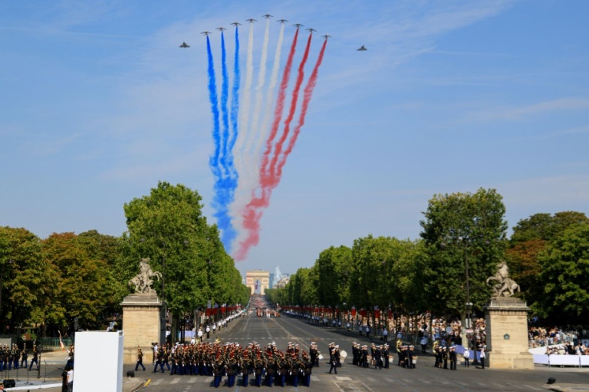 L'Europe défile en armes à Paris, l'Ukraine en tête