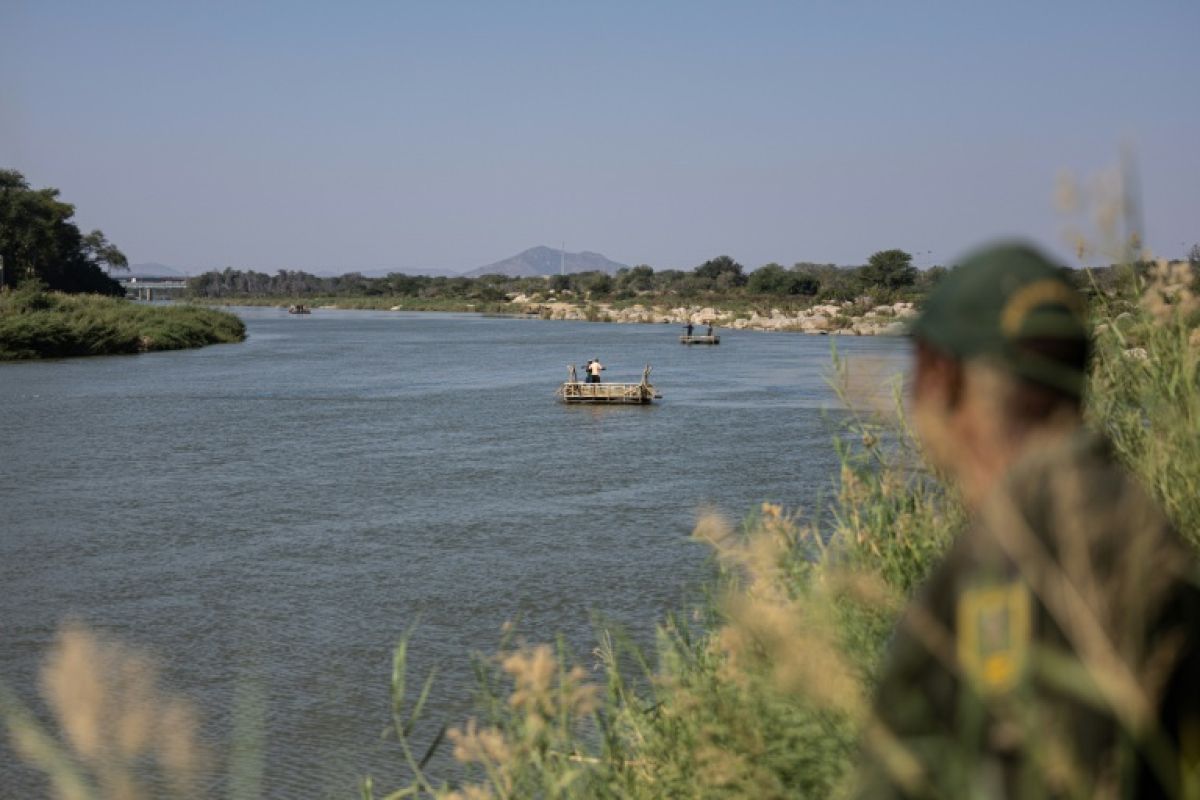 Ils traversent le Limpopo sur une corde, entre crocodiles et violence