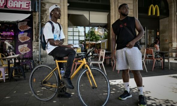 Sous 40 degrés, des livreurs de Bordeaux n'ont pas le choix de s'arrêter