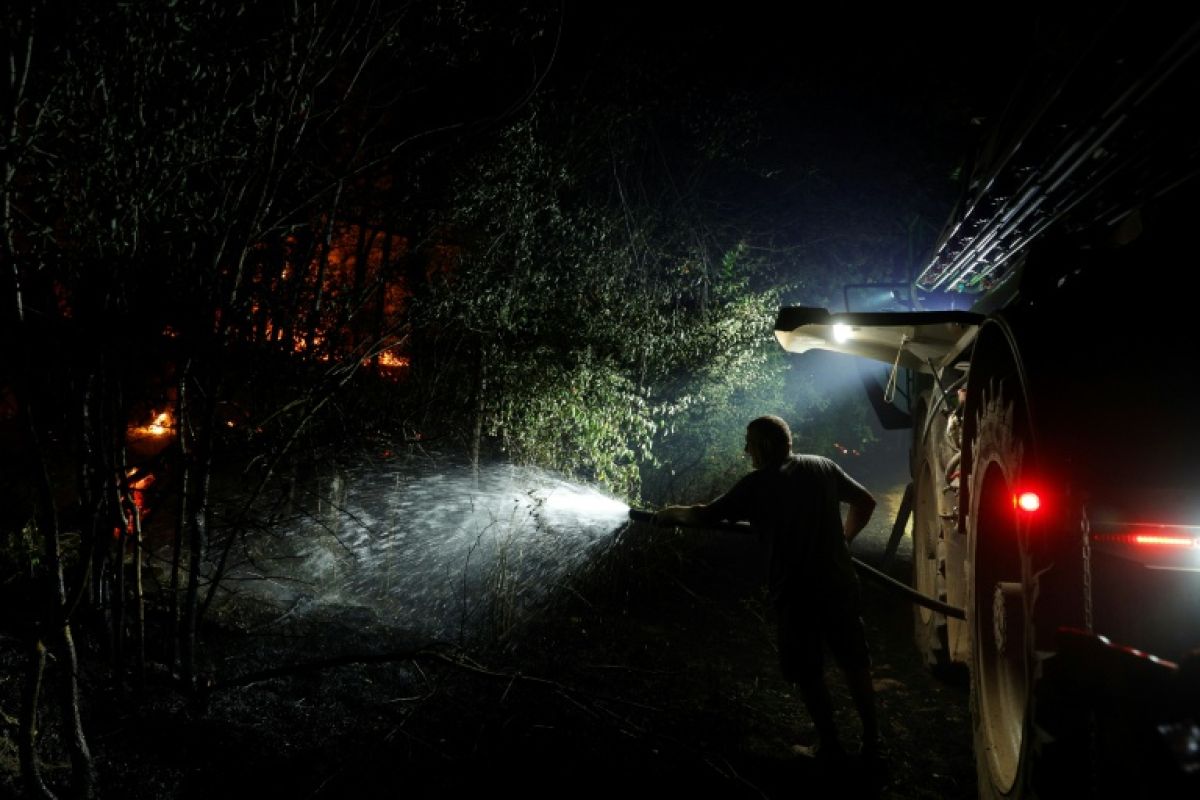 Des avions bombardiers d'eau lâchés sur la forêt de Fontainebleau : un feu « d'ampleur exceptionnelle » toujours en cours