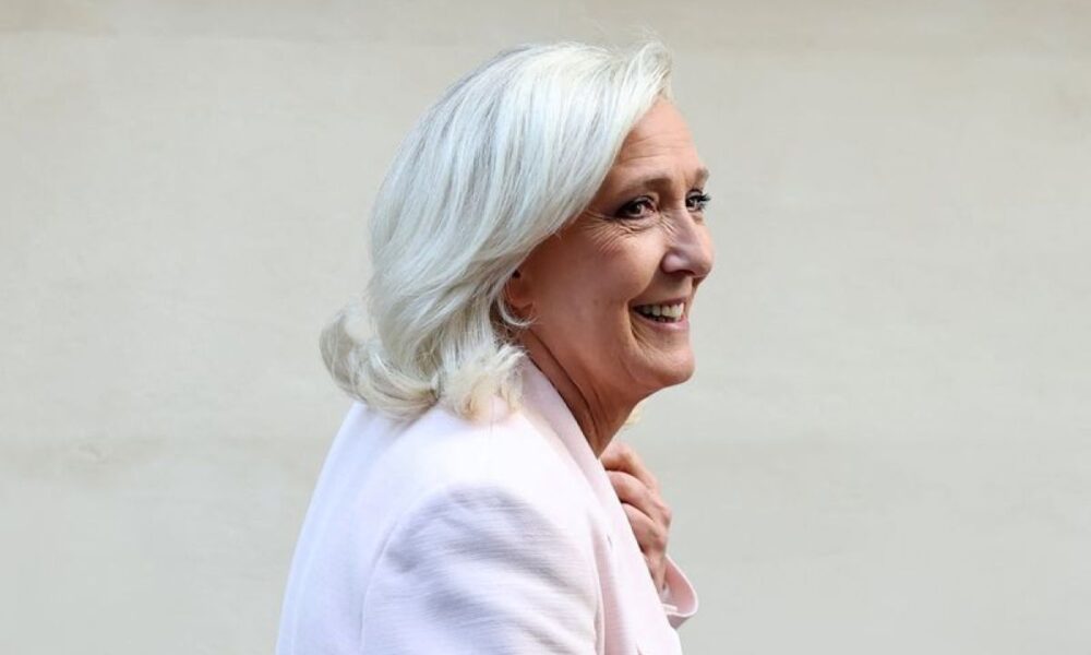 Marine Le Pen se lance dans la course à l’Élysée sans bracelet mais sous pression