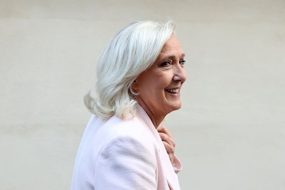 Marine Le Pen se lance dans la course à l’Élysée sans bracelet mais sous pression