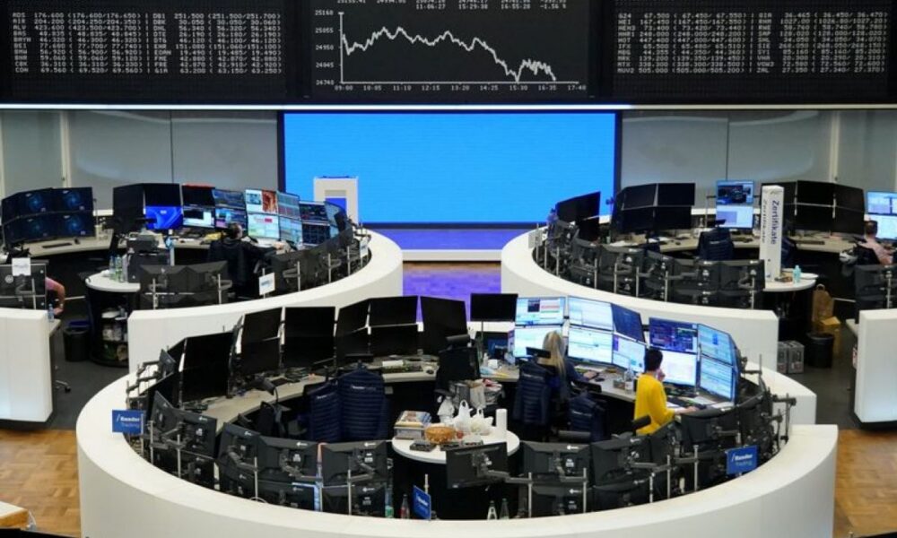 Les Bourses européennes avancent à pas comptés